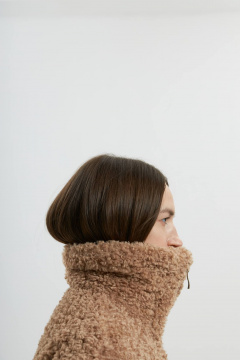 Бежевый бомбер с высоким воротником из мохнатого трикотажа Twok 880018 бежевый - фото 3