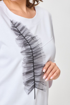 Белая трикотажная блуза с декоративным пером из фатина БАГРЯНИЦА 3145 - фото 4