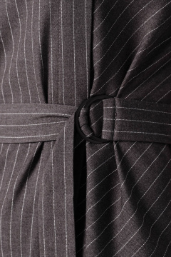 Полуприлегающее платье из текстиля с асимметричным подрезом Соджи 636 серый - фото 2