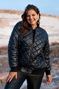 Черную демисезонную куртку-бомбер из плащёвки Andina 1014 черный/мандарин/лев - фото 4