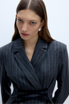 Деловой жакет с шнуровкой и удобными брюками из текстиля PiRS 5659 графит - фото 5