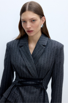 Деловой жакет с шнуровкой и удобными брюками из текстиля PiRS 5659 графит - фото 3