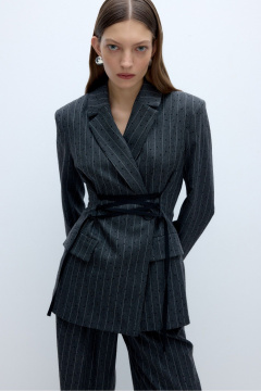 Деловой жакет с шнуровкой и удобными брюками из текстиля PiRS 5659 графит - фото 1