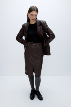 Деловой костюм из экокожи с юбкой и жакетом с талиевыми вытачками PiRS 5674 горький_шоколад - фото 4