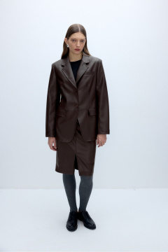 Деловой костюм из экокожи с юбкой и жакетом с талиевыми вытачками PiRS 5674 горький_шоколад - фото 1