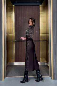 Платье из струящейся ткани с сложным принтом и косым кройом Pavlova 182 - фото 4