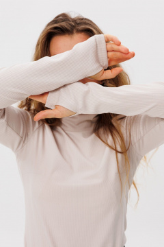 Демисезонная бежевый водолазка прилегающего силуэта из трикотажа FAMA 24067-2 бежевый - фото 4