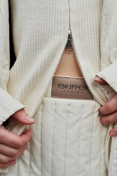 Юбка стеганая из плащевой ткани с короткой длиной Skipper Design 213 молочный - фото 3