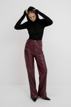 Эко-кожаный комплект: брючный костюм с лонгсливом и прямыми брюками PiRS 5744 черный+ марсала - фото 2