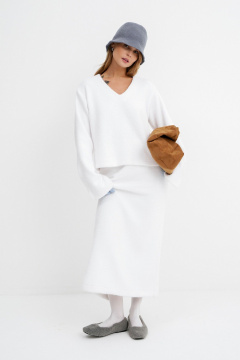 Костюм из трикотажного джемпера и миди-юбки PiRS 5769 белый - фото 2