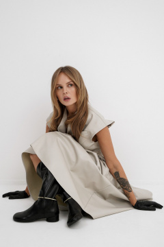 Деловой костюм-двойка из экокожи: жилет и миди-юбка PiRS 5781 серо-бежевый - фото 5