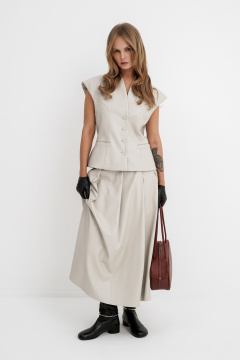 Деловой костюм-двойка из экокожи: жилет и миди-юбка PiRS 5781 серо-бежевый - фото 1
