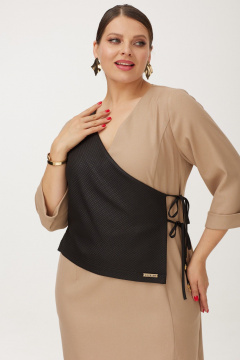 Платье бежевое деловое с запахом для офиса Danaida 2255 капучино - фото 2