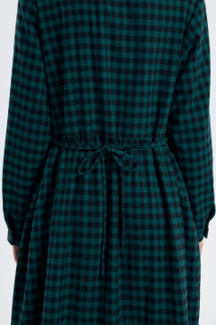 Платье прямого силуэта из мягкой фланели с оборкой Individual design 24241 клетка/зеленый - фото 3