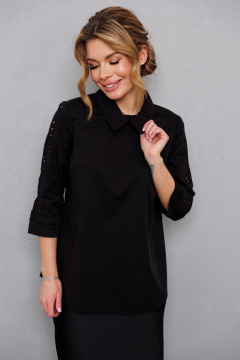 Черная хлопковая блузка с ришелье и пуговичной спинкой AMORI 6457 чёрный - фото 1