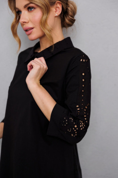 Черная хлопковая блузка с ришелье и пуговичной спинкой AMORI 6457 чёрный - фото 2