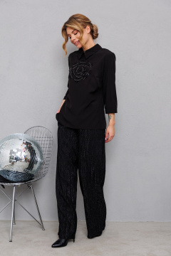 Нарядная черная блузка с дизайнерской аппликацией и бусинами AMORI 6459 чёрный - фото 2