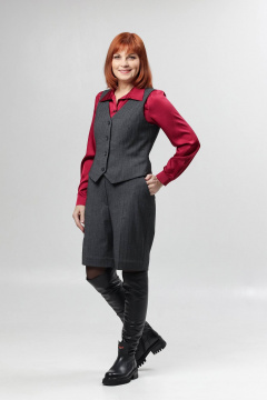 Жилет серый приталенный с рельефами и регулировкой Соджи 641 серый - фото 2