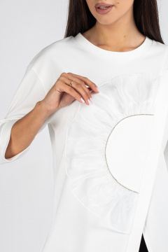 Демисезонная трикотажная блузка со стразами и органзой VIZAVI 720 молочный - фото 2