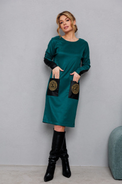 Зеленое платье из трикотажа с вышивкой и комфортной посадкой AMORI 9831 изумруд - фото 1
