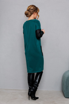 Зеленое платье из трикотажа с вышивкой и комфортной посадкой AMORI 9831 изумруд - фото 5