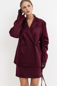 Деловой костюм из замшевой ткани: свободный жакет и мини-юбка PiRS 5774 марсала - фото 3