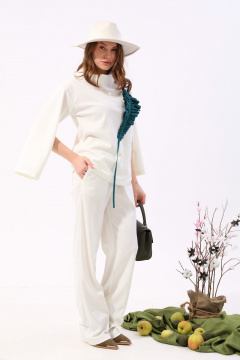 Костюм джемпер и брюки с элементом из контрастной ткани NikVa 922-3 молоко+изумруд - фото 1