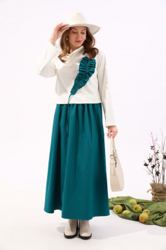 Платье из джинса и трикотажа с отделочной юбкой и хомутом NikVa 924-3 молоко+изумруд - фото 2