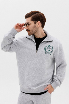 Серый джемпер из трикотажа с вышивкой и молнией GO M4077/50-04. 182-188 - фото 5