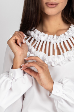 Полуприлегающая белая блузка с рюшами и жемчугом VIZAVI 821 белый - фото 3