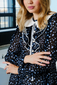 Платье шифоновое полуприлегающее с рюшей и разрезом Lokka 1569 черный/белый_голубой_принт - фото 5