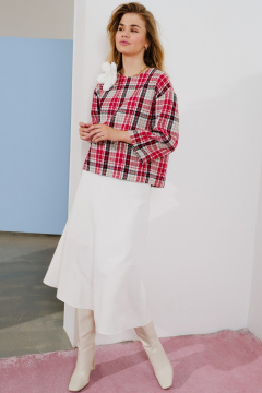 Костюм топ и юбка из текстиля с карманами и брошей Lokka 1590 белый/красный_клетка - фото 3