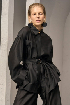 Деловая удлиненная блуза из шелка и хлопка с карманами DEVITA 6008-2 черный - фото 1