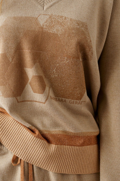 Бежевый свободный джемпер из вязаного трикотажа Barbara Geratti С1212В BG т.песок/золото - фото 2