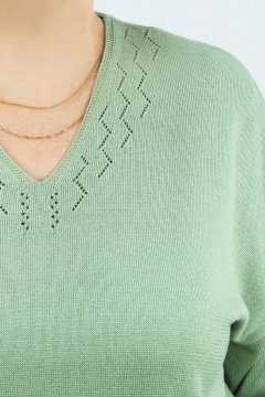 Блузочный джемпер прямой силуэт из трикотажа с V-вырезом Полесье С1994-24 4С0840-Д43 158,164 зеленый_агат - фото 3