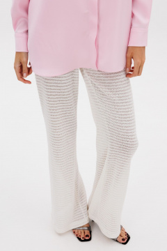 Трикотажные расклешенные брюки на резинке в молочном цвете THE NAME 2379 молочный - фото 4