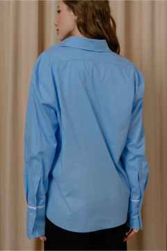 Демисезонная рубашка из полосчатой ткани с накладным карманом и разрезами JRSy 2305 голубой - фото 5