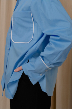 Демисезонная рубашка из полосчатой ткани с накладным карманом и разрезами JRSy 2305 голубой - фото 3