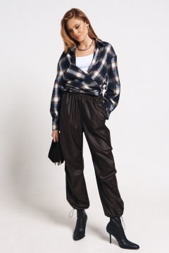 Демисезонные брюки из экокожи с фиксаторами и нашивками MilMil 1178 коричневый - фото 2