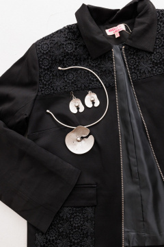 Демисезонный укороченный жакет с кружевом и элементами из пайеток Anelli 1285 черное_кружево - фото 3