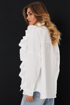 Белая блуза свободного силуэта с асимметричной рюшей и кокеткой Ларс Стиль 1057 - фото 2