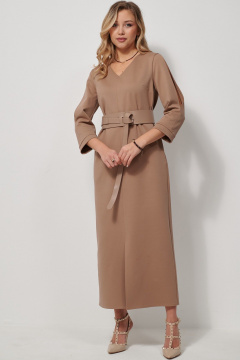 Платье прямое из мягкого трикотажа с разрезом AMUARt 1039 бежевый - фото 4