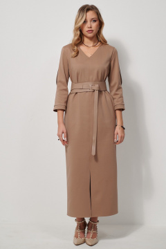 Платье прямое из мягкого трикотажа с разрезом AMUARt 1039 бежевый - фото 1