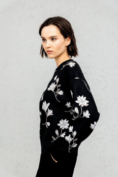 Джемпер приталенный с жаккардовым цветочным узором Romgil РВ0141-ХМ5 черный - фото 4