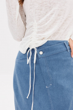 Белый трикотажный джемпер с декоративной сборкой Fantazia Mod 5020 молочный - фото 2