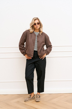 Демисезонный женский бомбер из замши и вискозы с воротником-стойкой AMUARt 1022 коричневый - фото 1