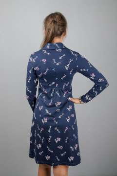 отделанное платье с кокеткой и воротником-стойкой Mita ЖМ891 синий/буквы - фото 3