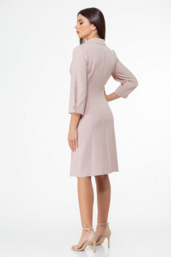 Элегантное демисезонное платье с рельефами и двубортной застежкой Anelli 990 пудра - фото 4