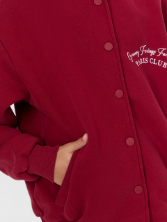 Бомбер Mark Formelle 167766/25-ОБР39528П-7П вишневый_печать_1_сл_на_Л_П_дет_пер_2сл_на_спин - фото 4