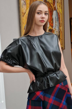 Черный жилет- топ из эко-кожи с драпировкой и асимметричным кроем Shymoda 275-21 - фото 1